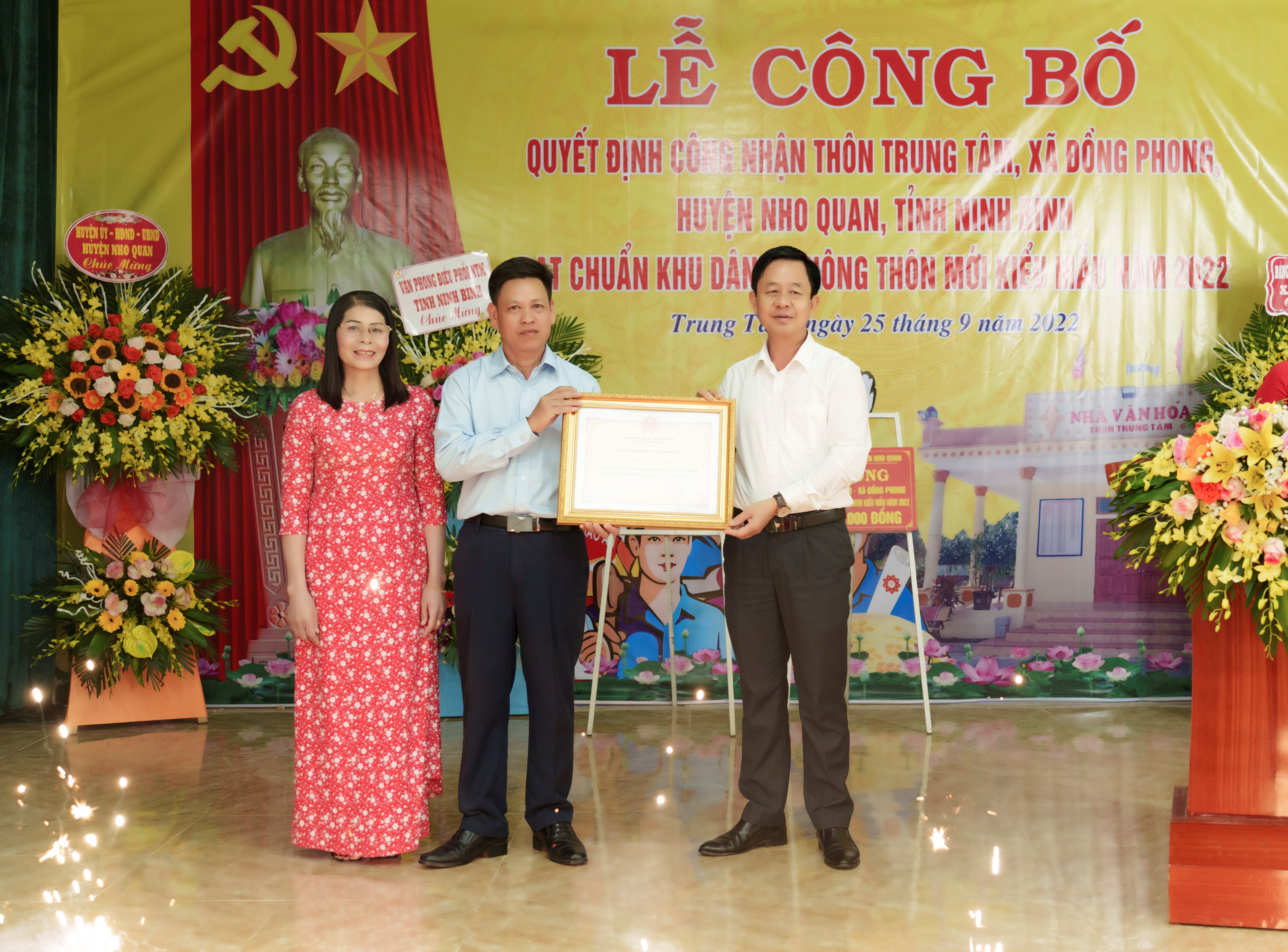 Thôn Trung Tâm, xã Đồng Phong đón nhận danh hiệu Khu dân cư NTM kiểu mẫu