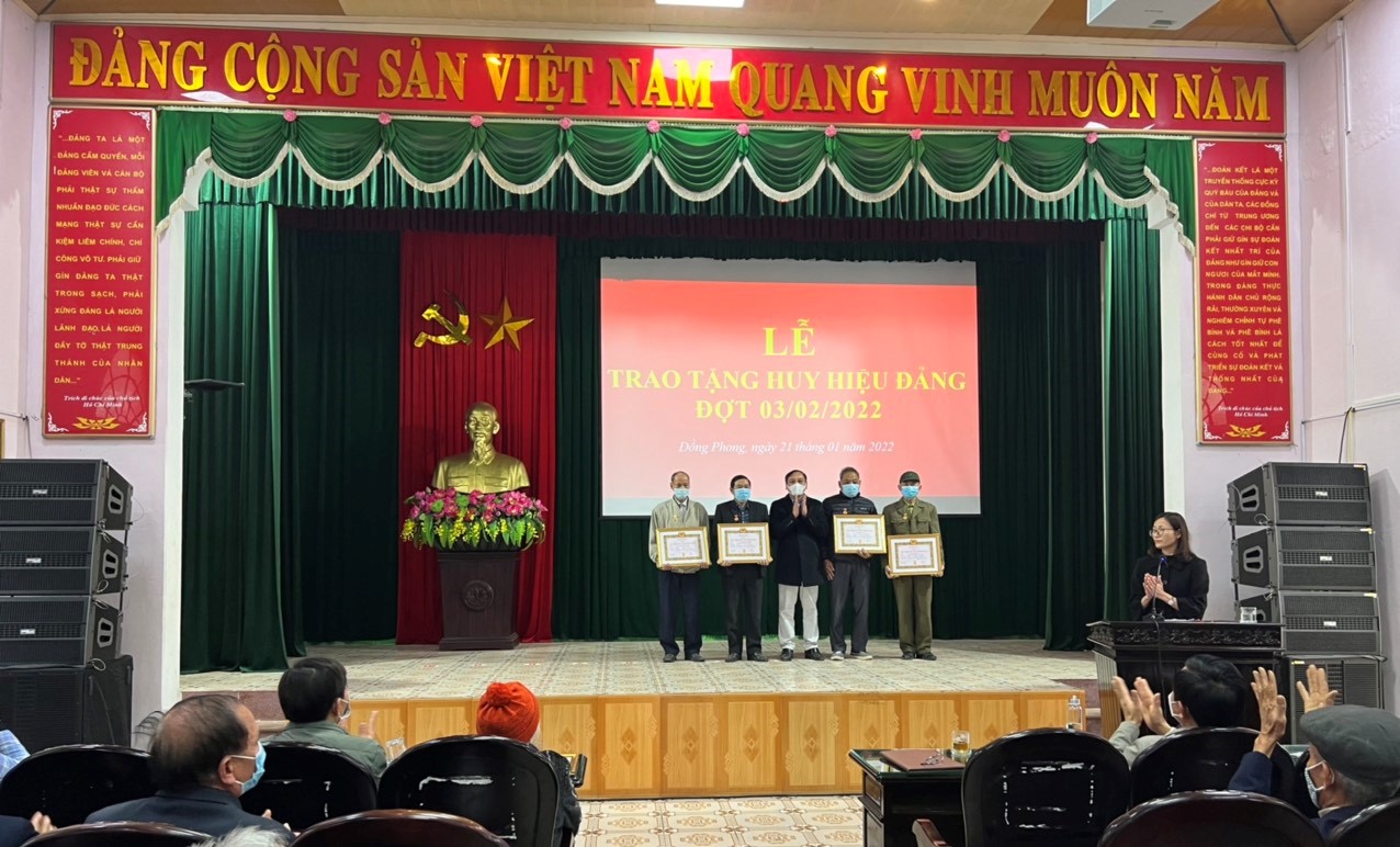 Đảng bộ xã Đồng Phong long trọng tổ chức lễ trao tặng Huy hiệu Đảng đợt 03/02/2022
