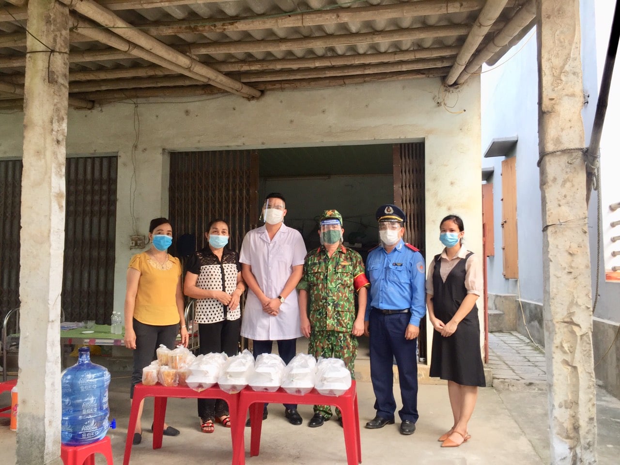 Hội LHPN xã Đồng Phong nấu cơm phục vụ lực lượng trực chốt kiểm dịch phòng chống covid-19