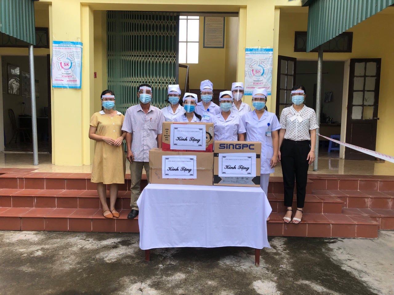 Công đoàn cơ sở xã Đồng Phong đã trao tặng mũ chống giọt bắn cho Trạm y tế, Tổ phòng chống dịch covid-19 tại cộng đồng của 8/8 thôn trong toàn xã.