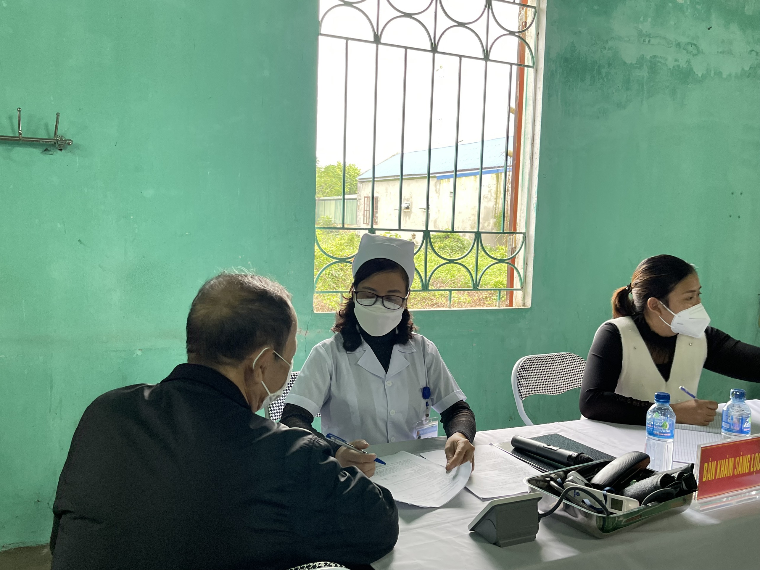UBND xã Đồng Phong tổ chức tiêm trả mũi 2  vắc xin phòng Covid-19 cho người dân