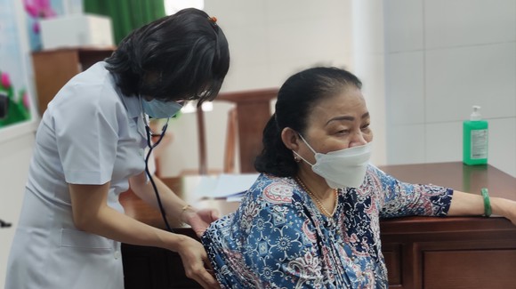 Sáng ngày 16/5/2022 Trạm Y tế xã Đồng Phong phối hợp với bệnh viện Phổi Ninh Bình tổ chức khám sàng lọc phát hiện chủ động bệnh nhân Lao.