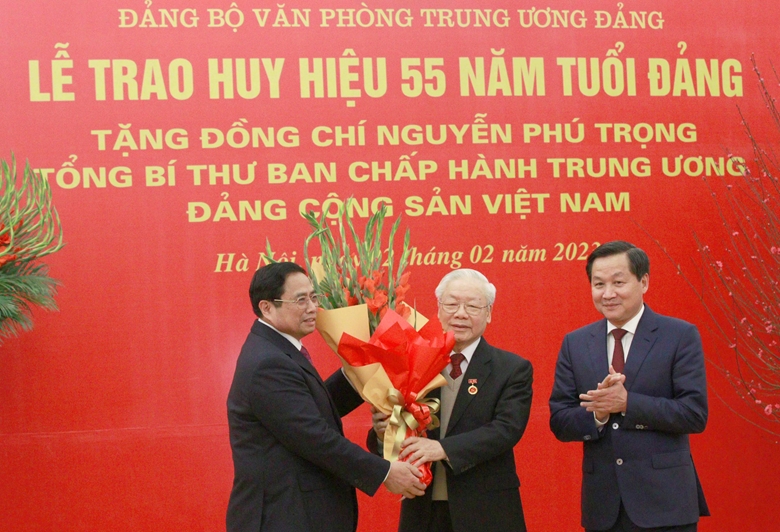 Tổng Bí thư Nguyễn Phú Trọng nhận Huy hiệu 55 năm tuổi Đảng