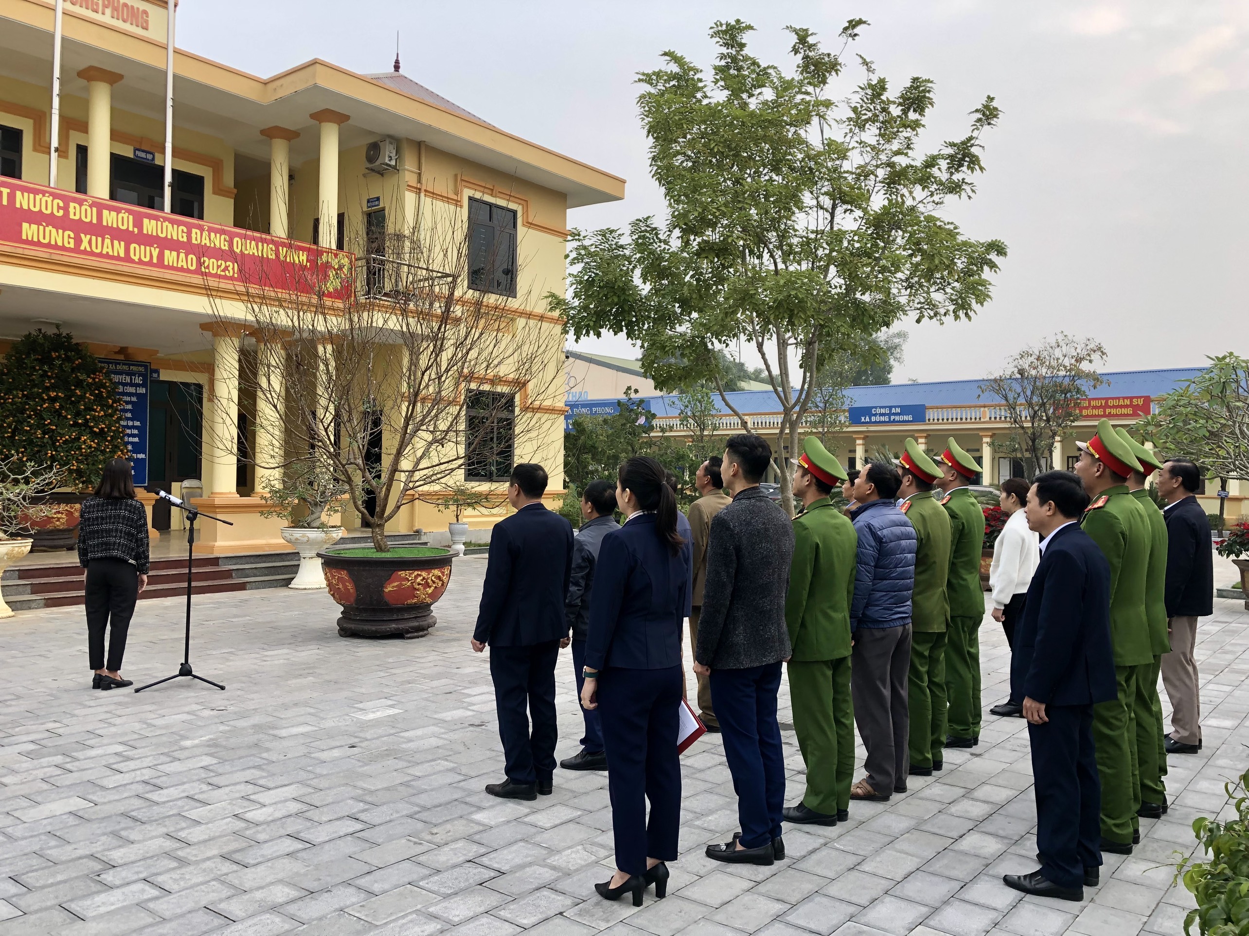 Đảng ủy xã Đồng Phong tổ chức sinh hoạt chính trị dưới nghi thức chào cờ đầu tháng 1 năm 2023