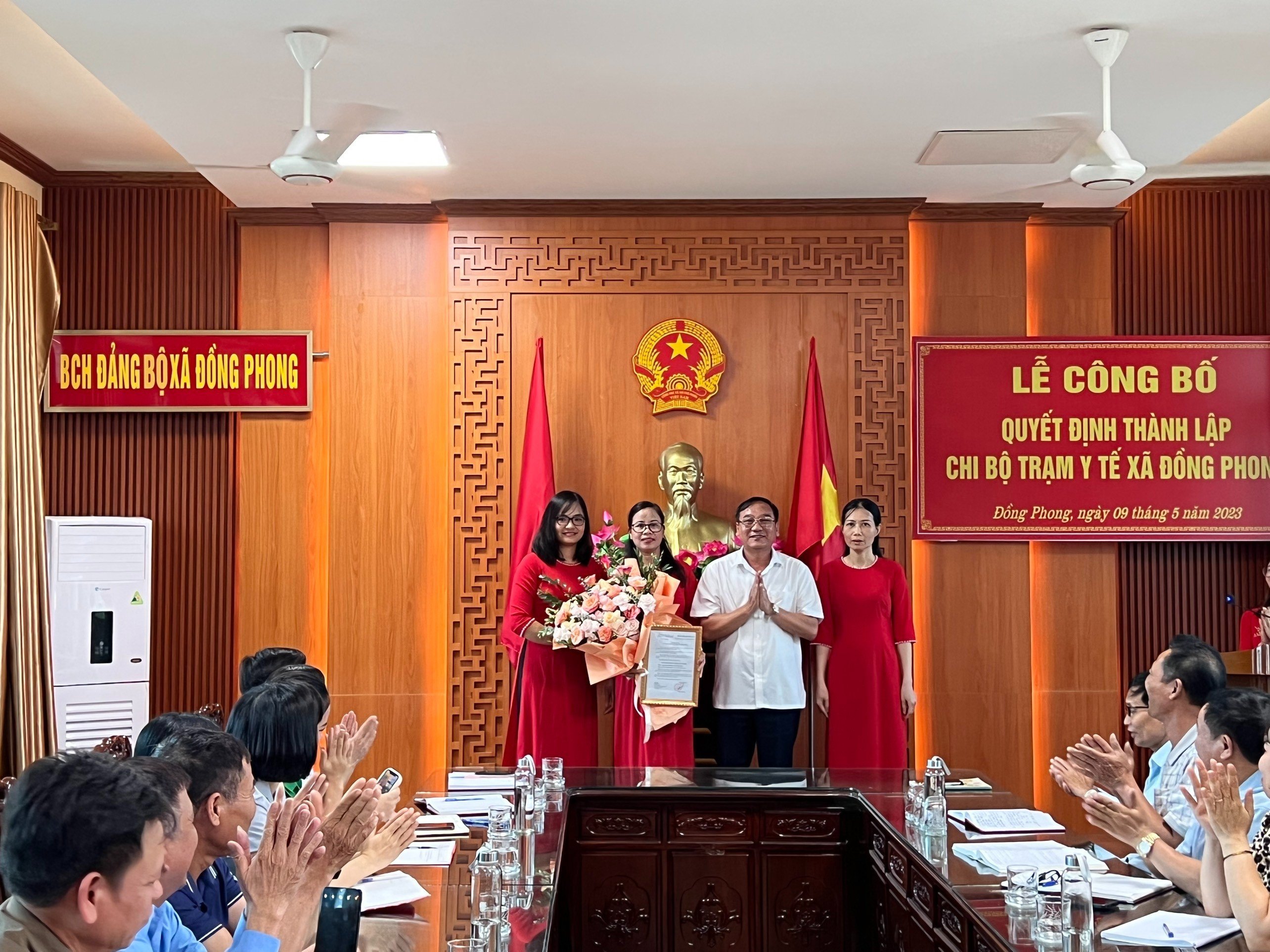 Chiều ngày 09/5/2023, Đảng uỷ xã Đồng Phong long trọng tổ chức Lễ công bố quyết định thành lập Chi bộ Trạm y tế xã.