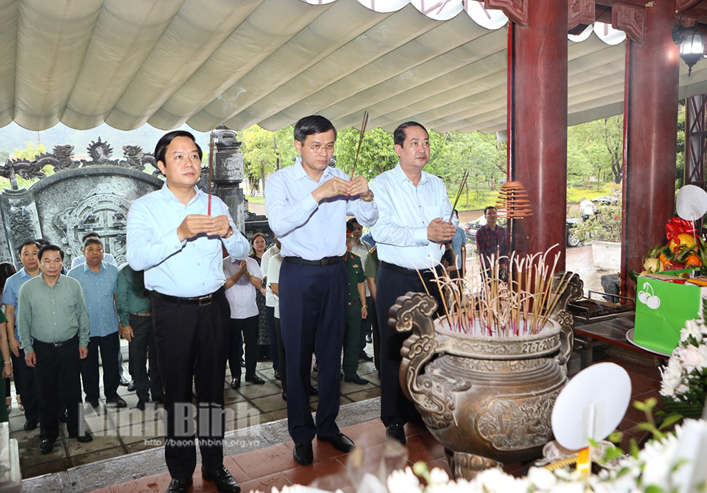 Đoàn đại biểu tỉnh Ninh Bình dâng hương tại Khu di tích lịch sử Truông Bồn và Di tích Quốc gia đặc biệt Thành cổ Quảng Trị