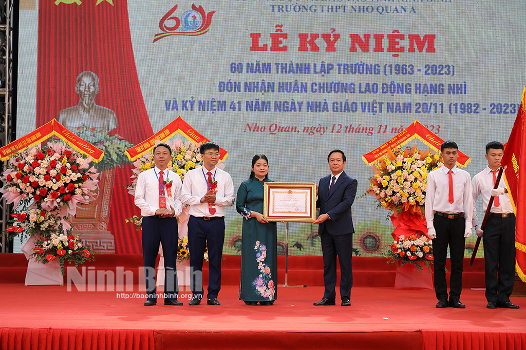 Trường THPT Nho Quan A đón nhận Huân chương Lao động hạng Nhì