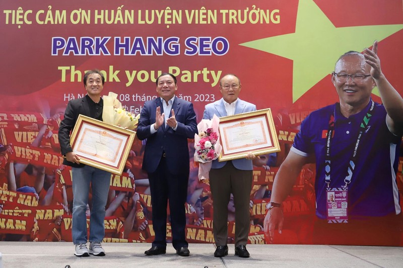 Chia tay 'người truyền cảm hứng' cho bóng đá Việt Nam