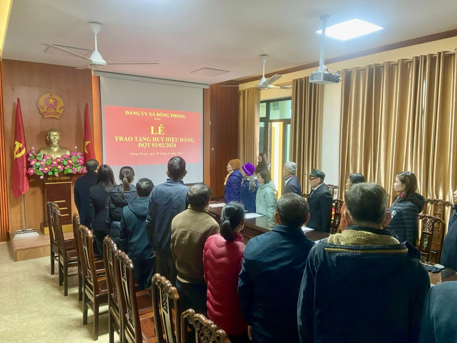 Lễ trao tặng Huy hiệu Đảng đợt 03/2/2024 cho các Đảng viên thuộc Đảng bộ xã Đồng Phong