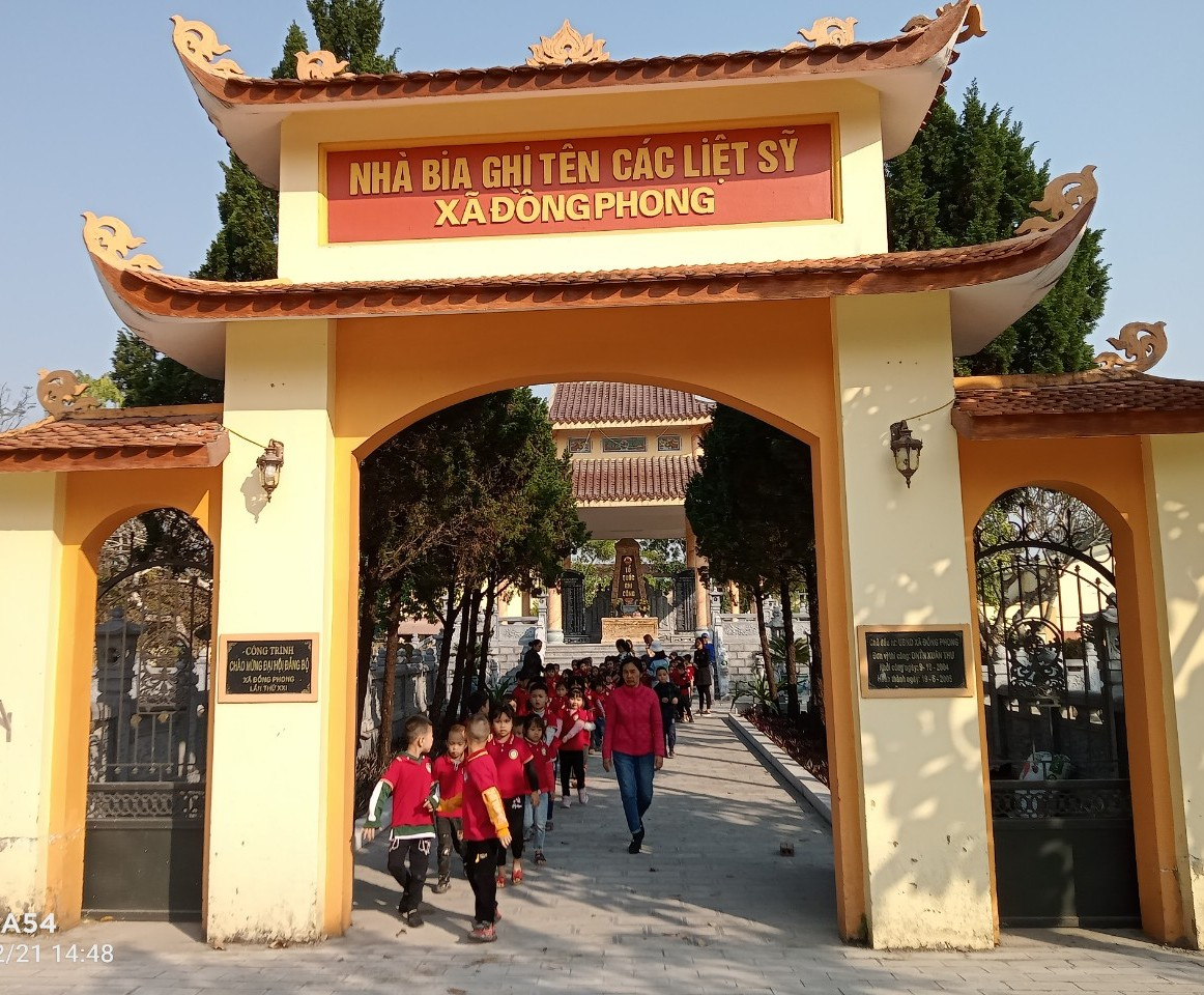 Trường Mầm non Đồng Phong tổ chức cho học sinh thăm viếng  Nhà bia ghi tên các Liệt sĩ nhân kỷ niệm ngày thành lập Quân đội nhân dân Việt Nam 22/12