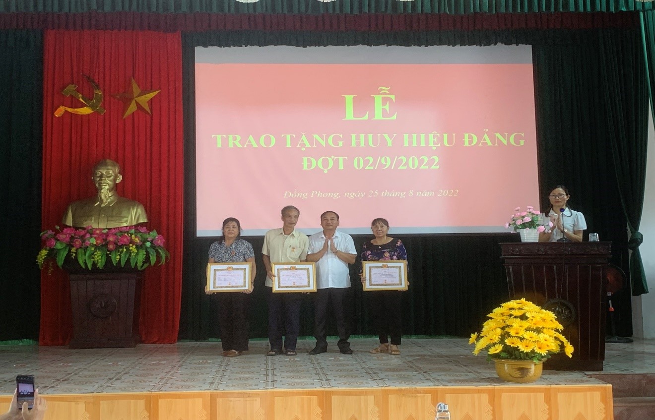 Đảng bộ xã Đồng Phong tổ chức Lễ trao tặng Huy hiệu Đảng cho các đồng chí Đảng viên đợt  02/9/2022 và tổ chức hội nghị học tập, nghiên cứu và quán triệt các Nghị quyết tại Hội nghị lần thứ năm Ban chấp hành Trung ương Đảng  khóa  XIII