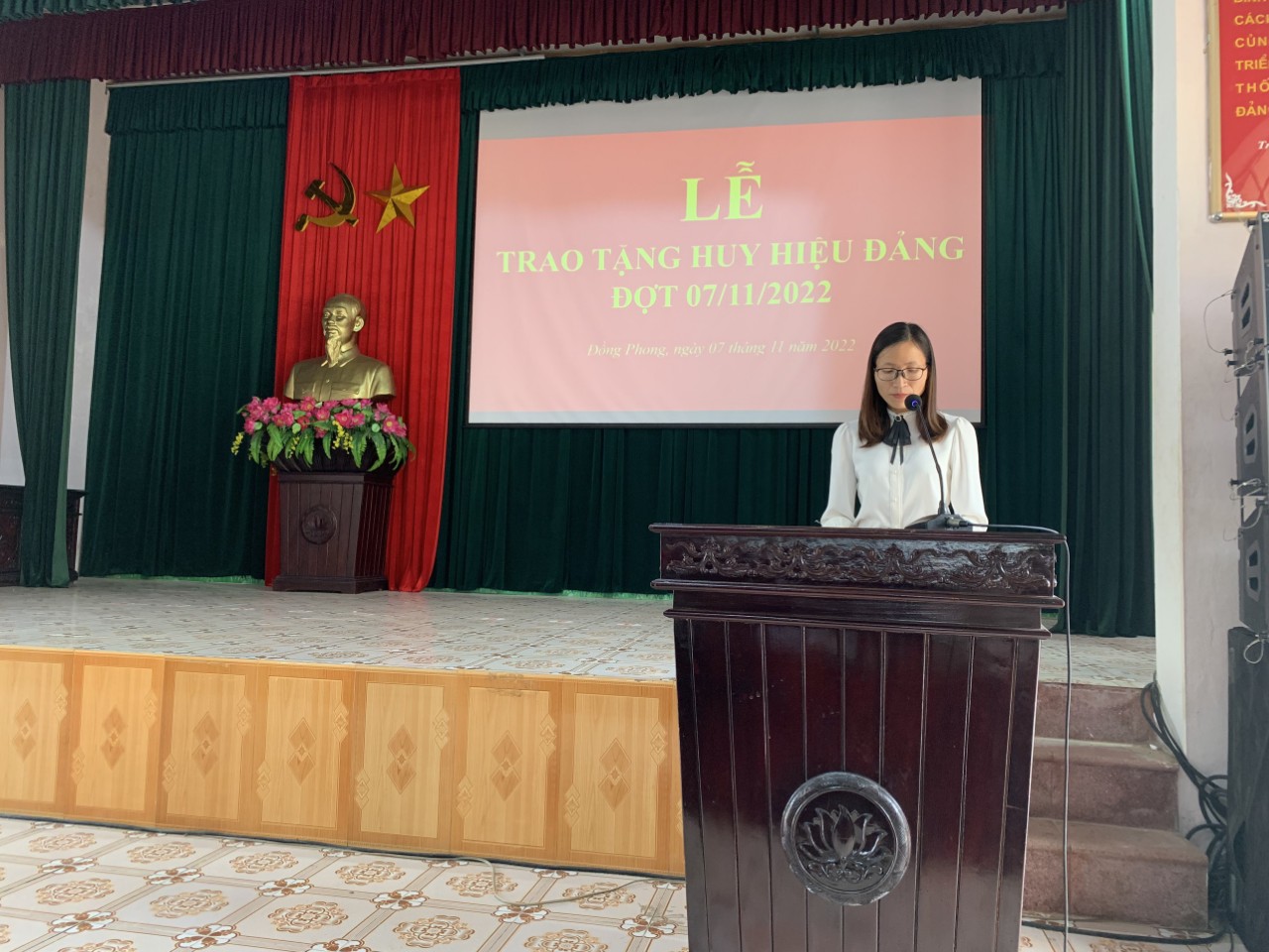 Đảng bộ xã Đồng Phong tổ chức Lễ trao tặng huy hiệu đảng cho các đồng chí đảng viên đợt 07/11/2022 và tổ chức hội nghị, nghiên cứu và quán triệt các văn bản của Bộ Chính trị
