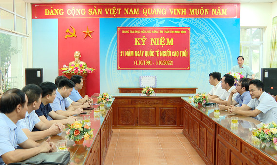 Đồng chí Tống Quang Thìn, Phó Chủ tịch Thường trực UBND tỉnh thăm, tặng quà người cao tuổi