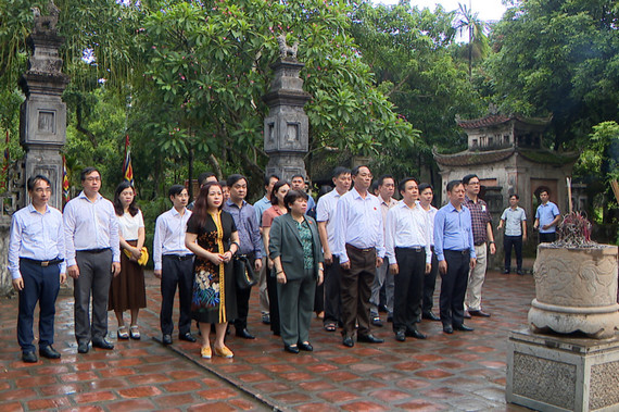 Phó Chủ tịch Quốc hội thăm, tặng quà nhân kỷ niệm 75 năm Ngày Thương binh, Liệt sỹ tại Ninh Bình