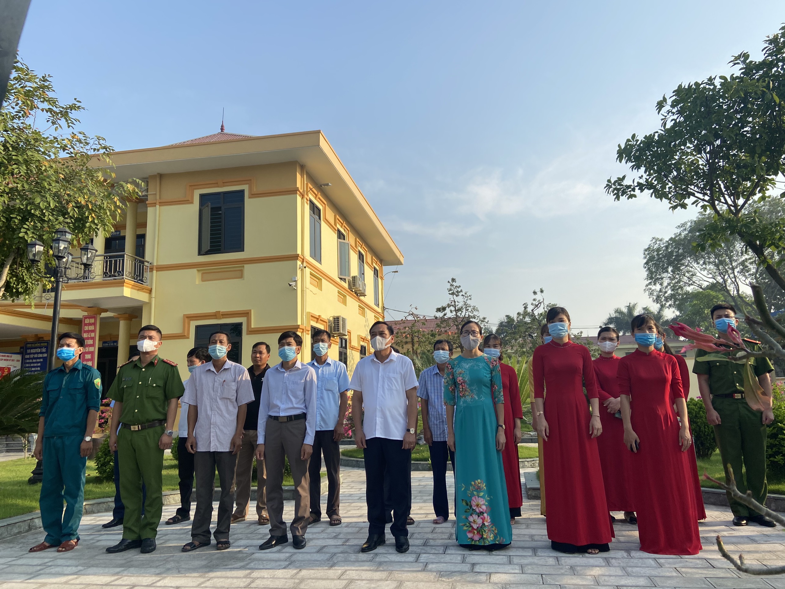 UBND xã Đồng Phong dâng hoa tưởng niệm 131 năm ngày sinh Chủ tịch Hồ Chí Minh