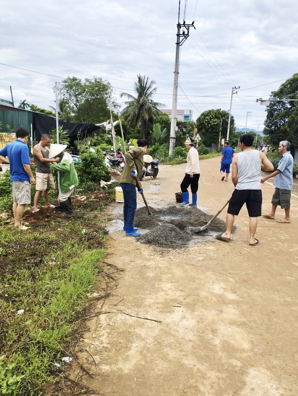 Cán bộ, đảng viên và nhân dân xã Đồng Phong triển khai xây dựng tuyến “Đường cờ